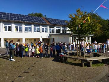 Viele kleine Besucher*innen am Tag des Unterrichts bei offenen Türen
